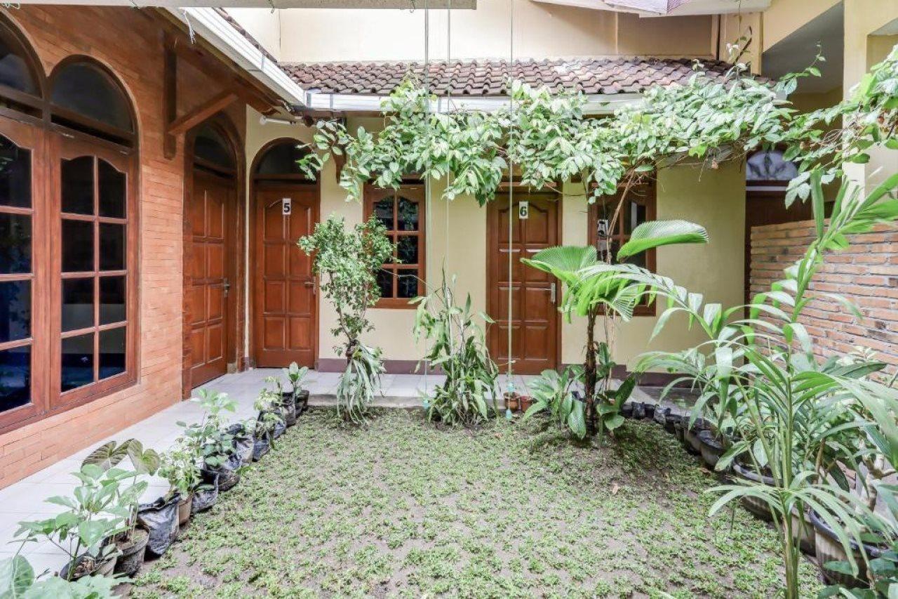 Oyo 90095 Indah Homestay Syariah Kejayan Buitenkant foto