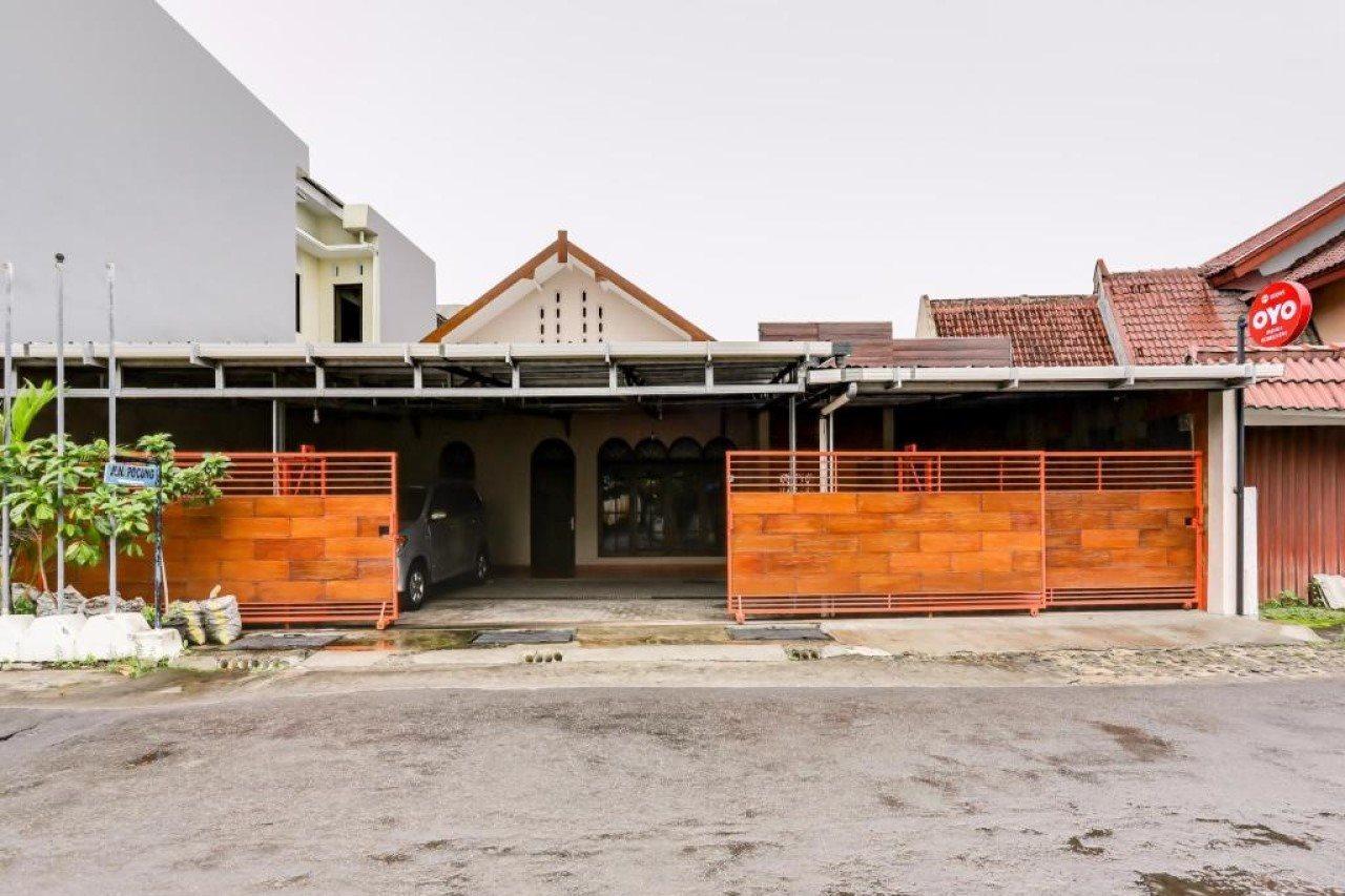 Oyo 90095 Indah Homestay Syariah Kejayan Buitenkant foto
